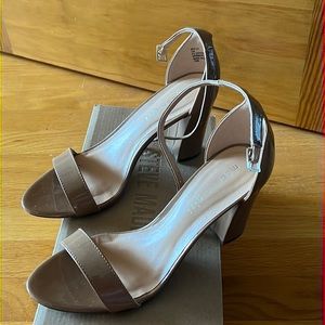 Beige sandal, with ankle strap and 3 1/2” block heel.